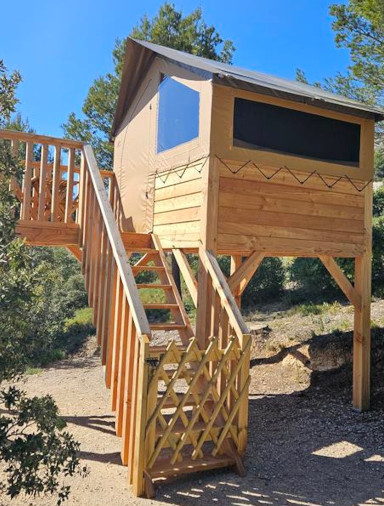 Vue du lodge perche, en location au camping le Cézanne Montagne Sainte-Victoire près d’Aix-en-Provence