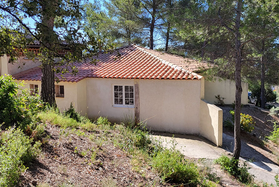 Exterior view of holiday dorm to rent at the Cézanne Sainte-Victoire campsite in Puyloubier