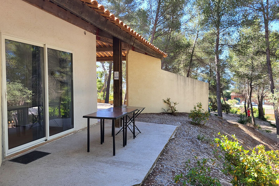 Terrace in the holiday dorm to rent at the Cézanne Sainte-Victoire campsite in Puyloubier