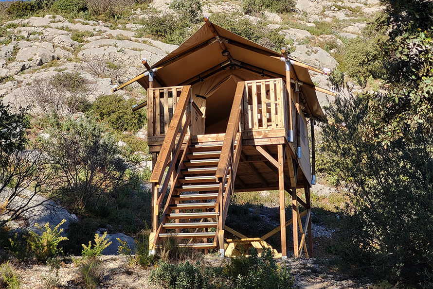 Exterior view of the mobile home to rent for 4 to 6 people at the Cézanne Sainte-Victoire campsite in Puyloubier