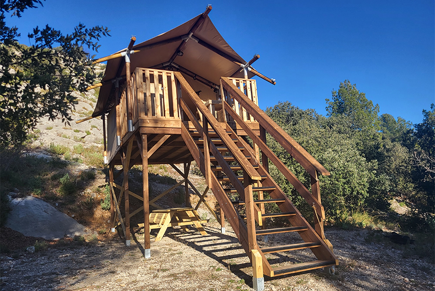 Terrace of the mobile home to rent for 4 to 6 people at the Cézanne Sainte-Victoire campsite in Puyloubier