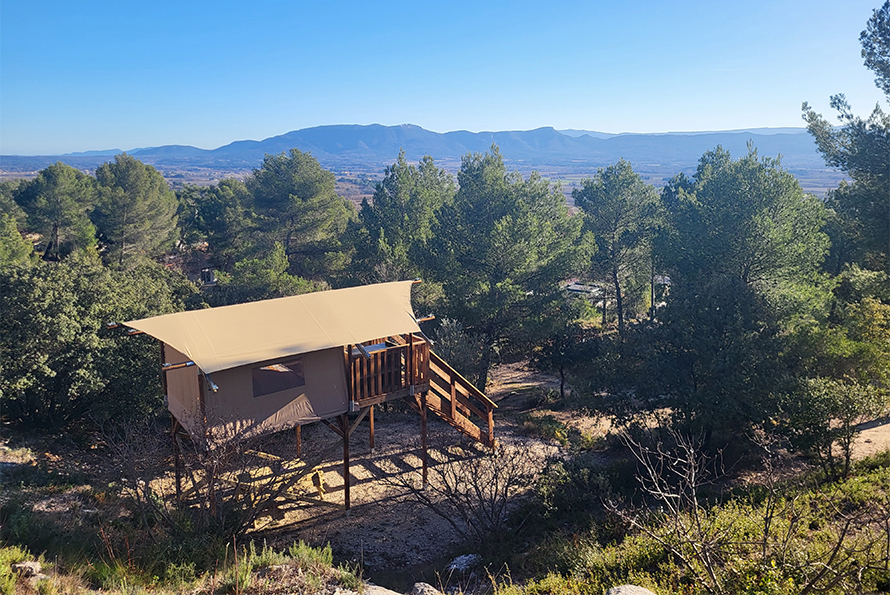 Bedroom with double bed in the mobile home to rent for 4 to 6 people at the Cézanne Sainte-Victoire campsite in Puyloubier