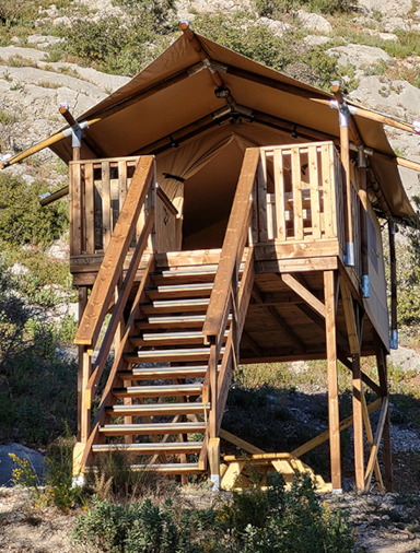 Vue du lodge perche, en location au camping le Cézanne Montagne Sainte-Victoire près d’Aix-en-Provence